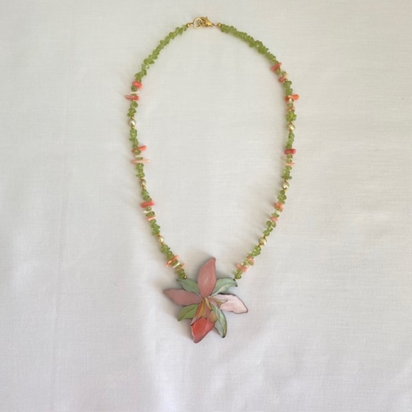 Lee Sands Hibiscus Flower Peridot Beaded Mother of Pearl Lucite Backed Necklace - Picture 4 of 6